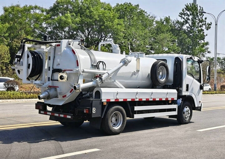Isuzu Sewer Vacuum Jetting Flushing And Cleaning Truck 2000L (4)