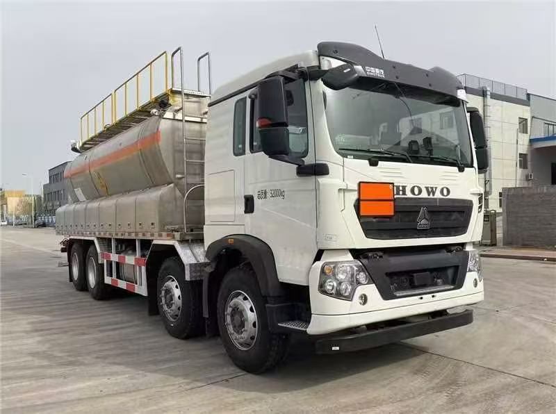 HOWO 14 Ton Heavy ANFO Bulk On-site Mixed Explosives Emulsion Bulk Trucks (1) HOWO 14 Ton Heavy ANFO Bulk On-site Mixed Explosives Emulsion Bulk Trucks (1)