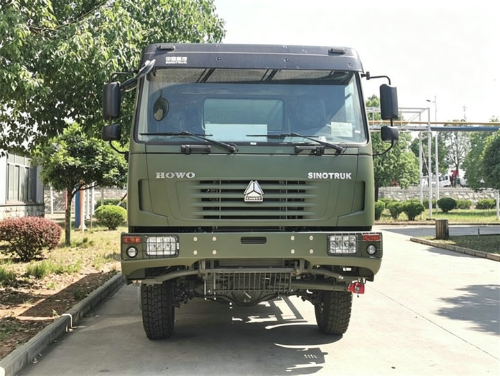 HOWO 4x4 Fuel truck Refueling Bowser (14)