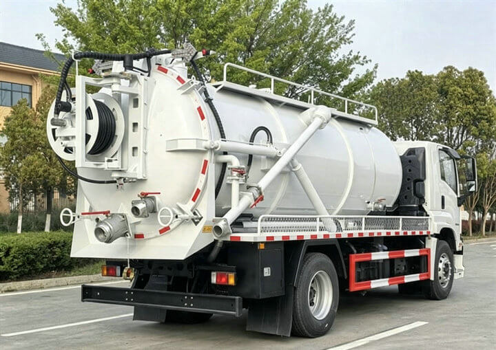 Isuzu Combination Sewer Vaccum Jetter Truck Flushing Cleaning 6000L Sewage+4000L Clean Water (10) Isuzu Combination Sewer Vaccum Jetter Truck Flushing Cleaning 6000L Sewage+4000L Clean Water (10)