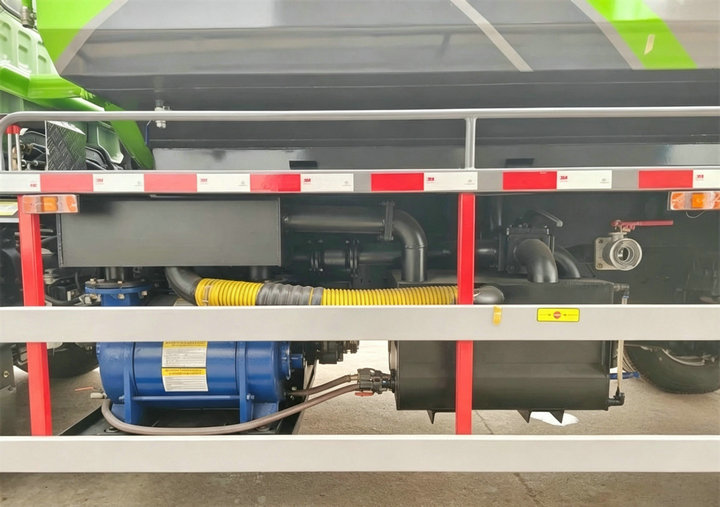 ISUZU FTR Combined Sewer Jetting and Vacuum Truck 8000L Sewage+4000L Clean Water (5) ISUZU FTR Combined Sewer Jetting and Vacuum Truck 8000L Sewage+4000L Clean Water (5)