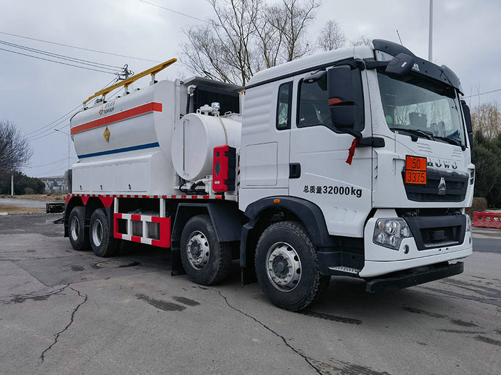 Explosives Emulsion Trucks (2)