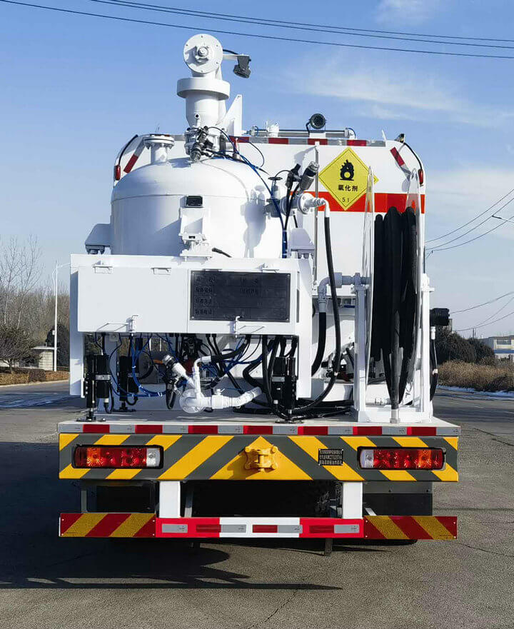 On-site Mixed Ammonium Nitrate Fuel Oil Explosive Truck (2)