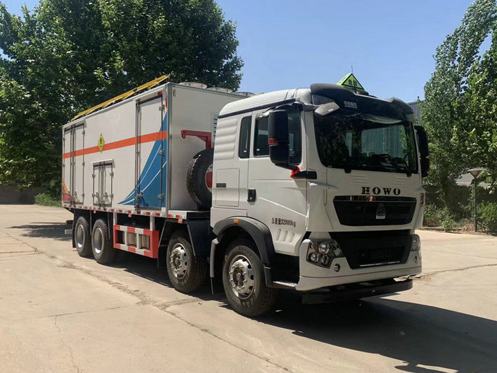 On-site Mixed Emulsion Explosive Truck (4)
