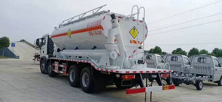 Emulsion ANFO Trucks (10)