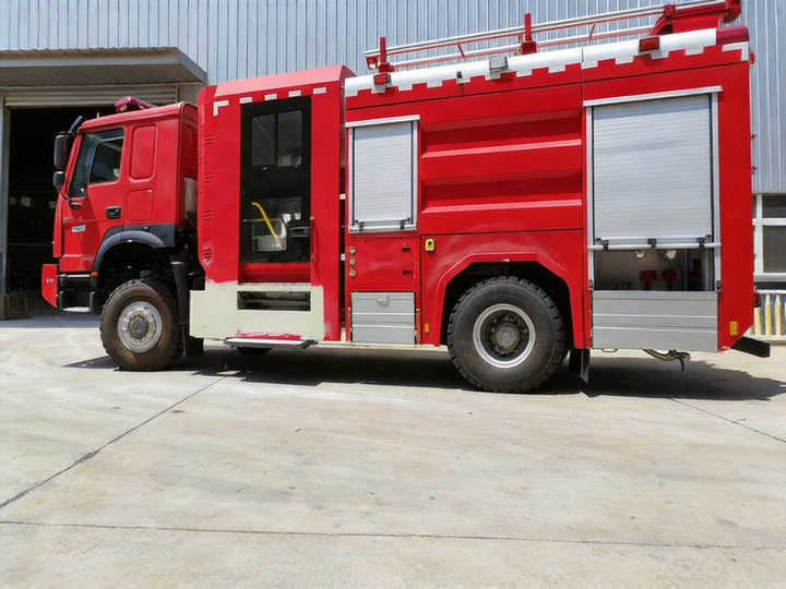 HOWO 4&times;4 AWD Fire Fighting Trucks 5000L Water 2000L Foam (10)