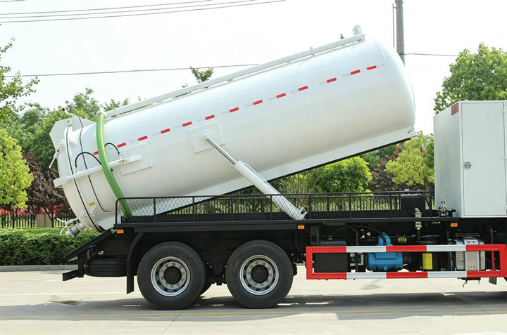 Isuzu GIGA 6x4 20000L Vacuum Suction Septic Truck (14) Isuzu GIGA 6x4 20000L Vacuum Suction Septic Truck (14)