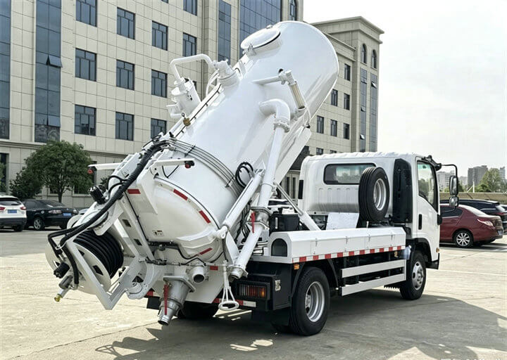 Isuzu Sewer Vacuum Jetting Flushing And Cleaning Truck 2000L (6)