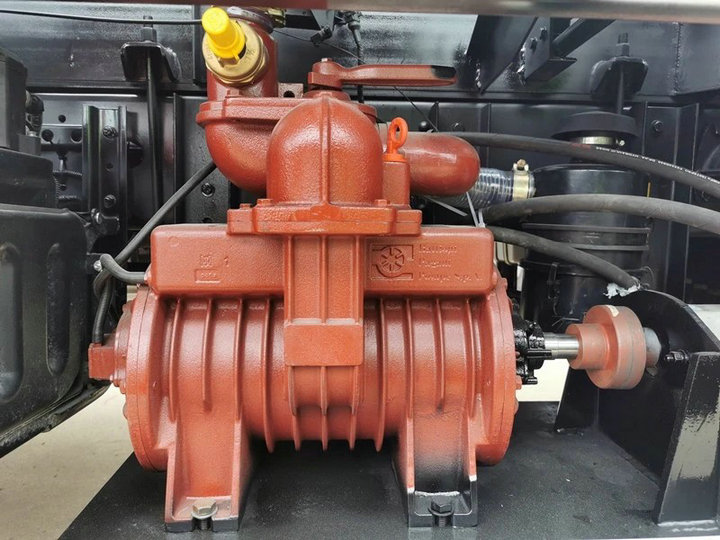 HOWO Vacuum Tanker Sewage Suction Truck (10)