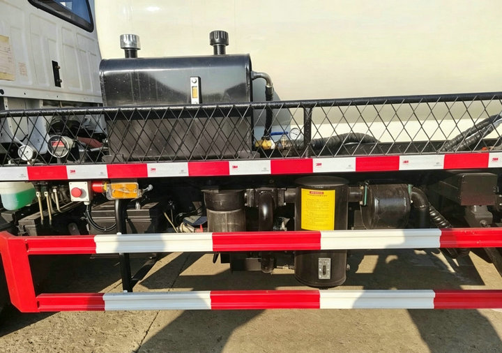 ISUZU mini sewage vacuum tank truck (12)