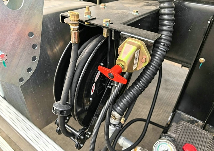 ISUZU 15KL Stainless steel Potable Water Bowser Truck (13) ISUZU 15KL Stainless steel Potable Water Bowser Truck (13)