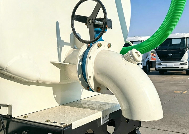 HOWO Vacuum Cesspit Emptier Tanker Truck (11)