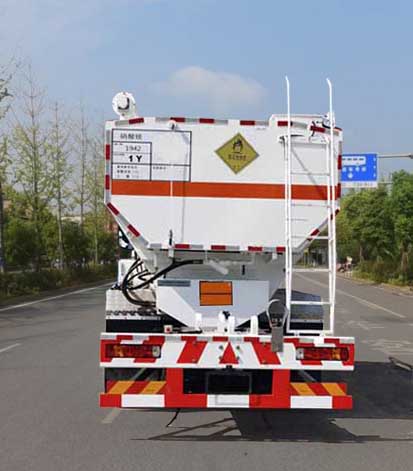 18T HOWO Bulk Granular ANFO Explosive Delivery Truck for Onsite Mixing and Loading