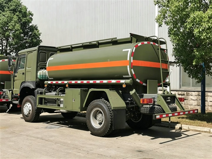 HOWO 4x4 Fuel truck Refueling Bowser (13)