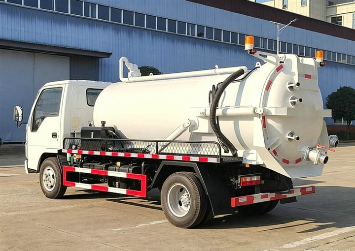 ISUZU mini sewage vacuum tank truck (4)