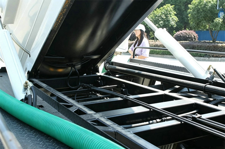 700P 7000L Isuzu Waste Water Suction Sewage Truck with Battioni Pump MEC6500P (8) 700P 7000L Isuzu Waste Water Suction Sewage Truck with Battioni Pump MEC6500P (8)