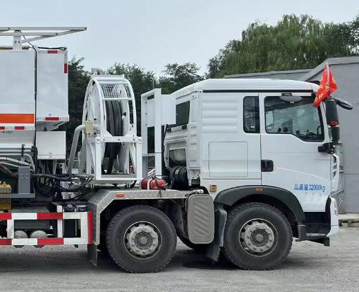 HOWO 12-13T On-site Heavy Emulsion ANFO Bulk Explosives Auger Mixing And Charging Truck 
