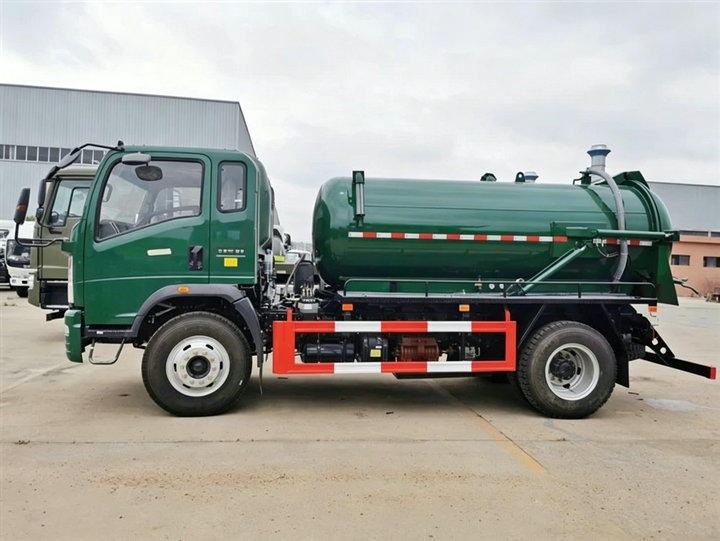 HOWO Vacuum Tanker Sewage Suction Truck (8)