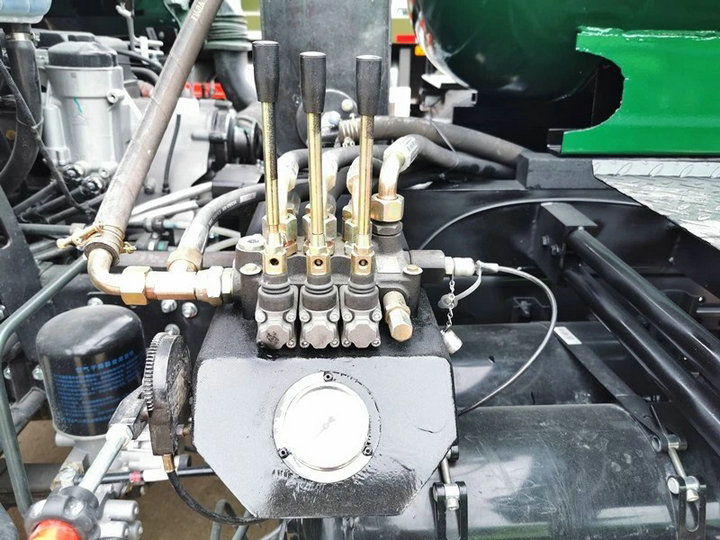 HOWO Vacuum Tanker Sewage Suction Truck (9)