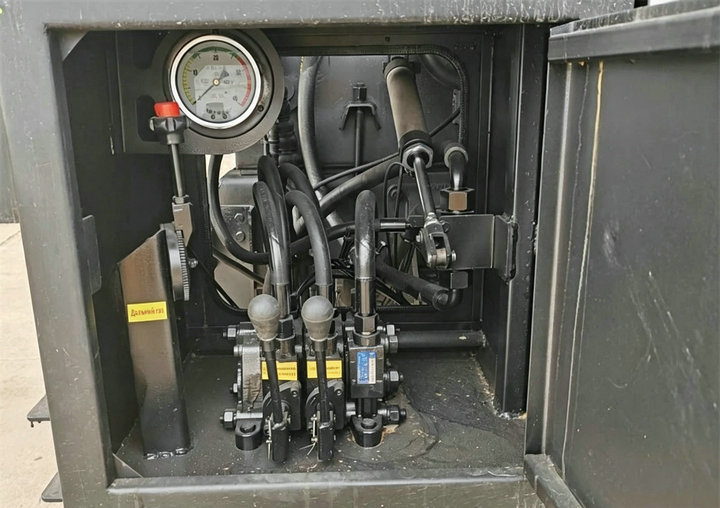ISUZU FTR Combined Sewer Jetting and Vacuum Truck 8000L Sewage+4000L Clean Water (9) ISUZU FTR Combined Sewer Jetting and Vacuum Truck 8000L Sewage+4000L Clean Water (9)