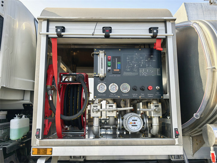 ISUZU GIGA 4x2 Aircraft Refuelling Trucks (4)