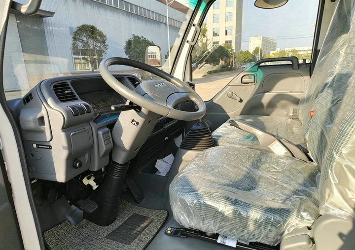 ISUZU mini sewage vacuum tank truck (13)