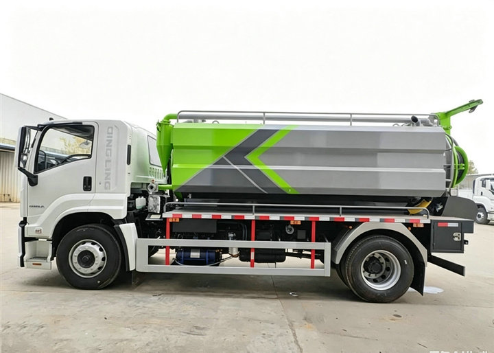 ISUZU FTR Combined Sewer Jetting and Vacuum Truck 8000L Sewage+4000L Clean Water (3) ISUZU FTR Combined Sewer Jetting and Vacuum Truck 8000L Sewage+4000L Clean Water (3)