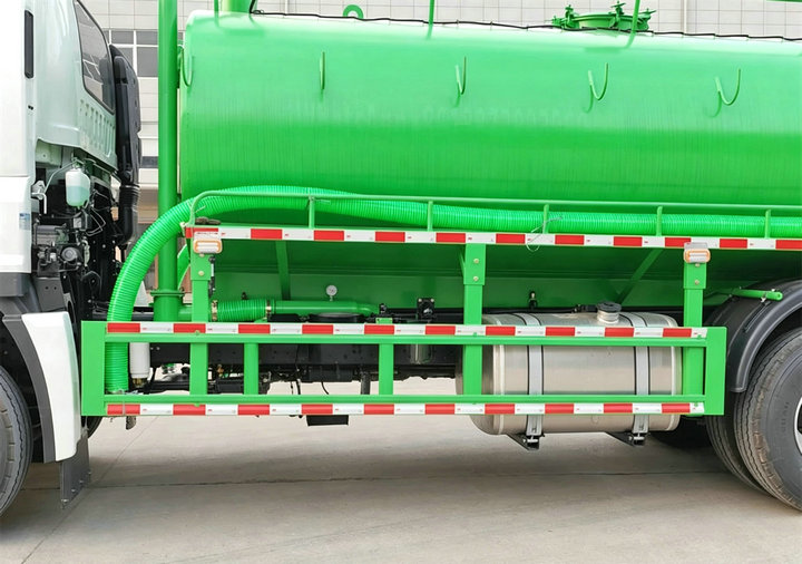 ISUZU FVR Septic Vacuum Truck (5)